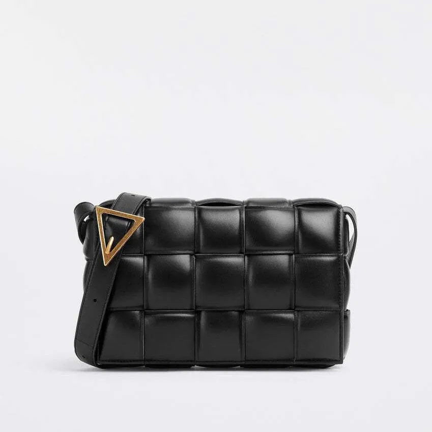 【BOTTEGA VENETA】🔥多くの雑誌で話題沸騰!2023年新作登場!💓おしゃれセレブが夢中!★泉里香、中村アンさん愛用のパデッド カセット!