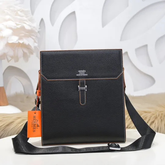 エルメス メンズ Tプレート 縦型クロスボディバッグ「T Buckle Bag」