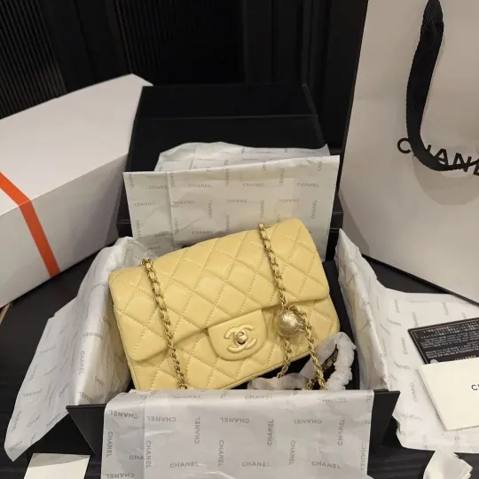 シャネル「Chanel」クラシック フラップ ゴールドボール チェーンバッグ