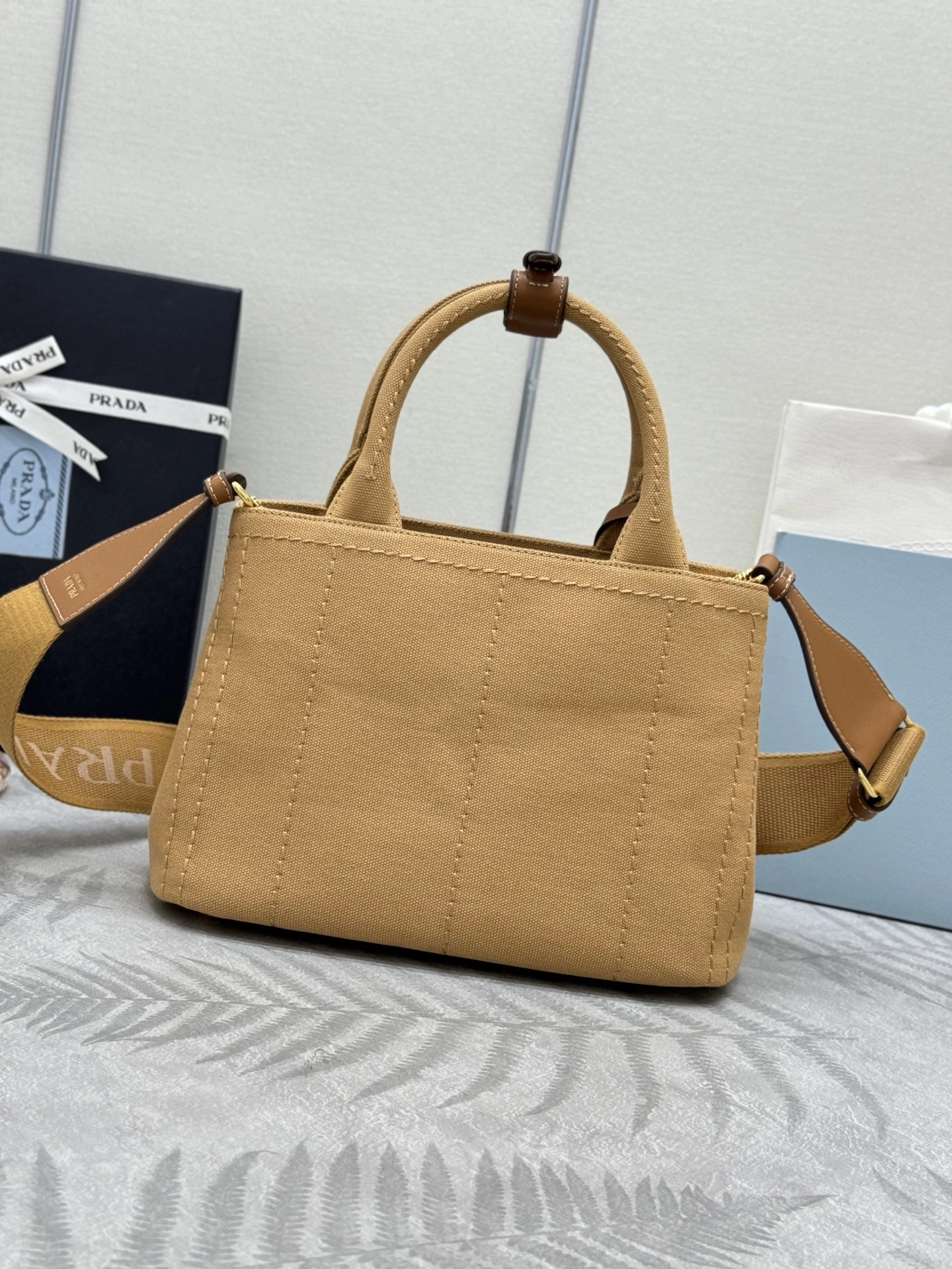 プラダ「Prada」ショルダーバッグ