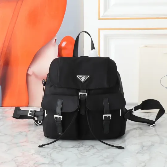 プラダ「Prada」トライアングルロゴ 大容量バックパック
