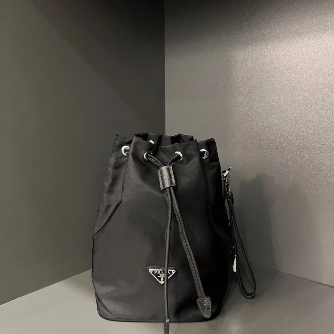 プラダ「Prada」ピコティン バケットバッグ モデ