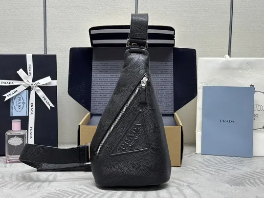 プラダ「Prada」 ディアスキン チェストバッグ