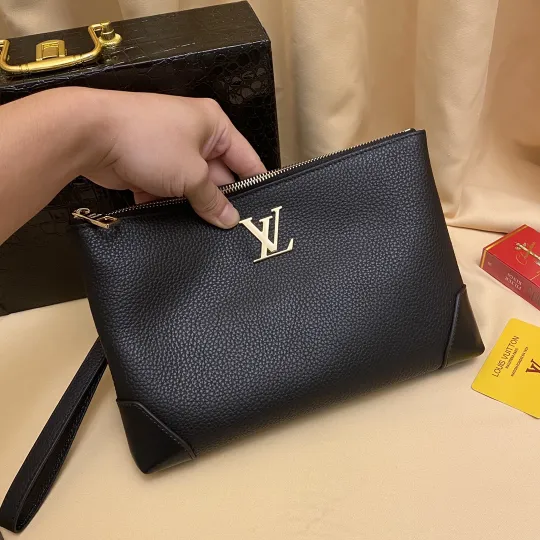 ルイ・ヴィトン「Louis Vuitton」ブラック レザー フラット ポシェット