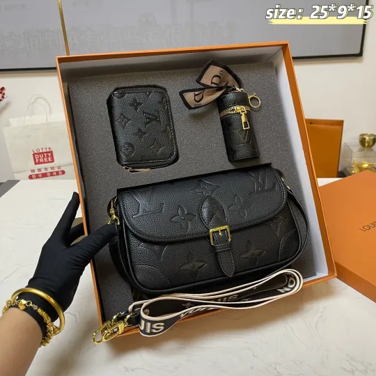 「ルイ・ヴィトン」Louis Vuitton エンボスレザーショルダーバッグ+財布+チャーム ギフトセット 限定セール 大人気販売中