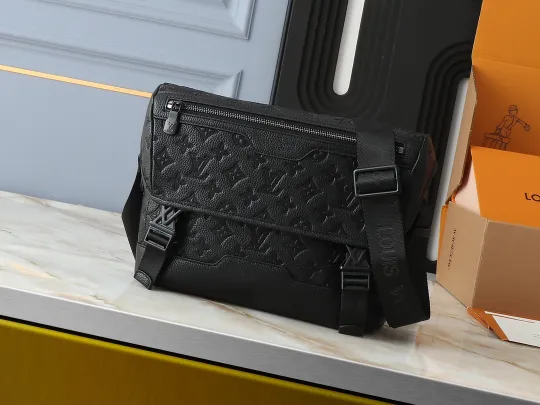ルイ・ヴィトン「Louis Vuitton」ヴォワヤージュ スモールメッセンジャーバッグ